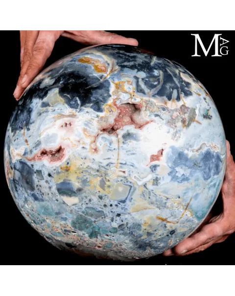 Grande sfera ornamentale in Diaspro Policromo del Madagascar.
