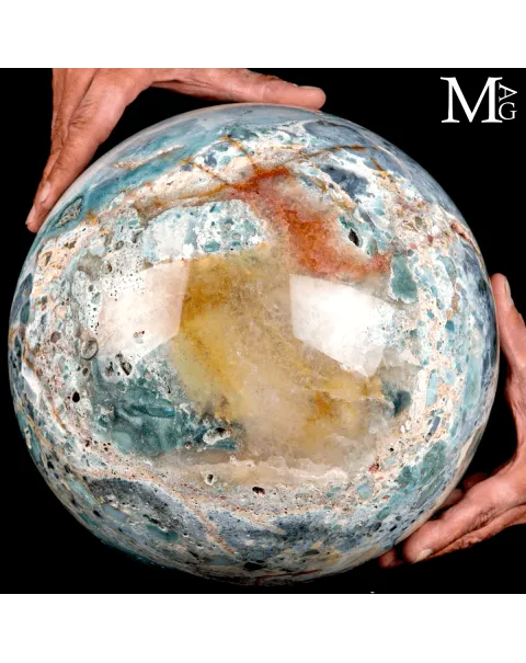 Grande sfera ornamentale in Diaspro Policromo del Madagascar.