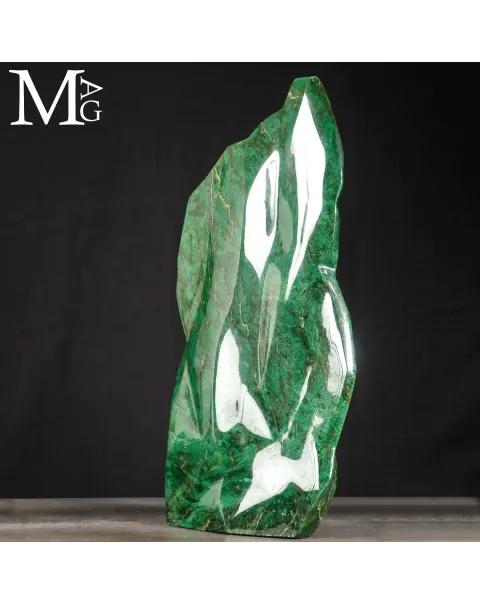 Magnifico Blocco di Giada Nefrite Verde.