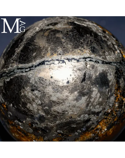 Sfera in Quarzo Ematoide con Inclusioni Ferrifere.