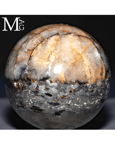 Sfera in quarzo ematoide con matrice ferrifera.