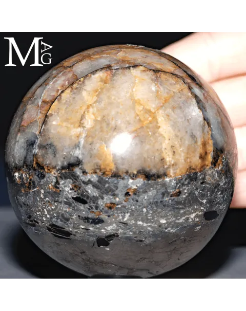 Sfera in quarzo ematoide con matrice ferrifera.