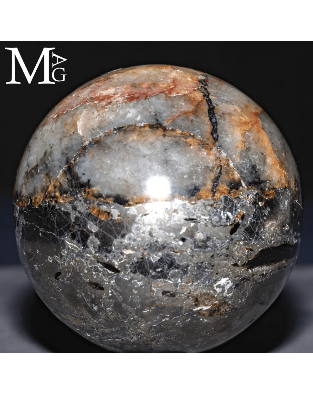 Sfera in quarzo ematoide con matrice ferrifera.