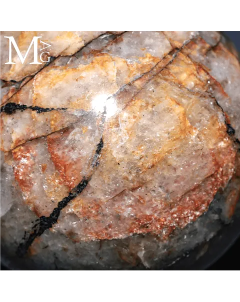 Sfera in quarzo ematoide con matrice ferrifera.