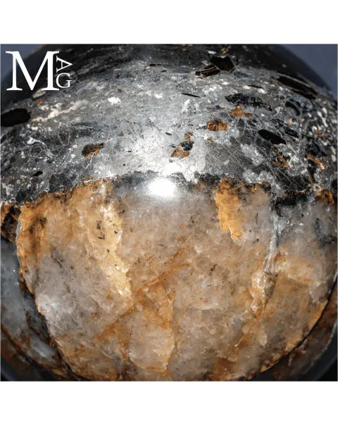 Sfera in quarzo ematoide con matrice ferrifera.