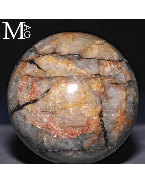 Sfera in quarzo ematoide con matrice ferrifera.