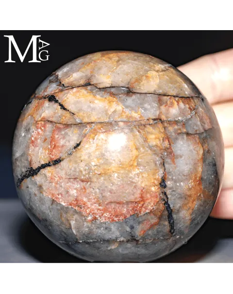 Sfera in quarzo ematoide con matrice ferrifera.