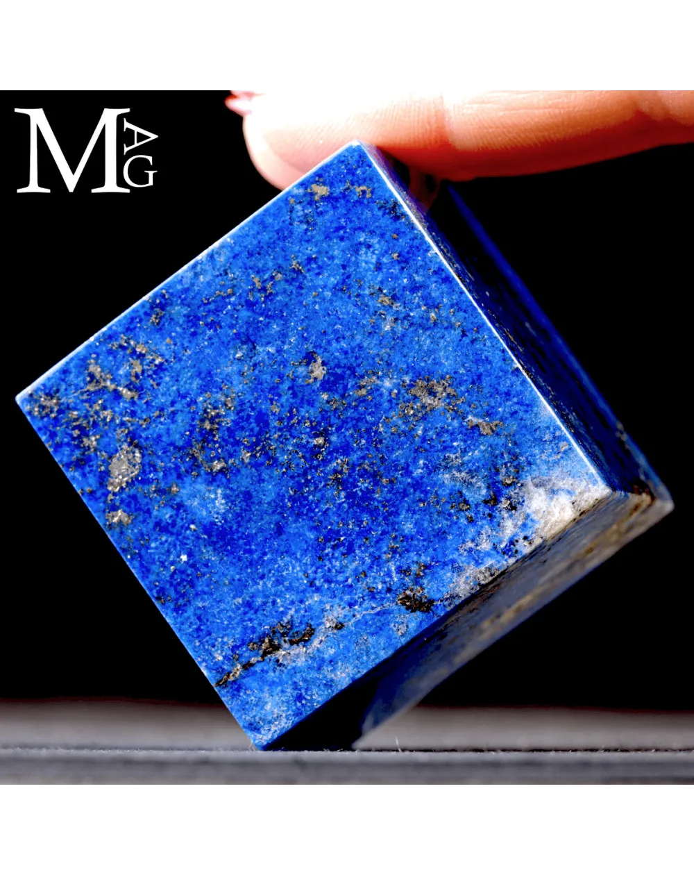 Cubo in lapis lazuli naturale.