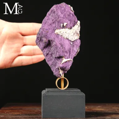 Purpurite della Namibia su base in legno e ottone