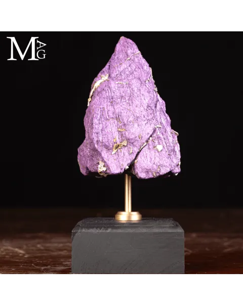 Purpurite della Namibia su base in legno e ottone