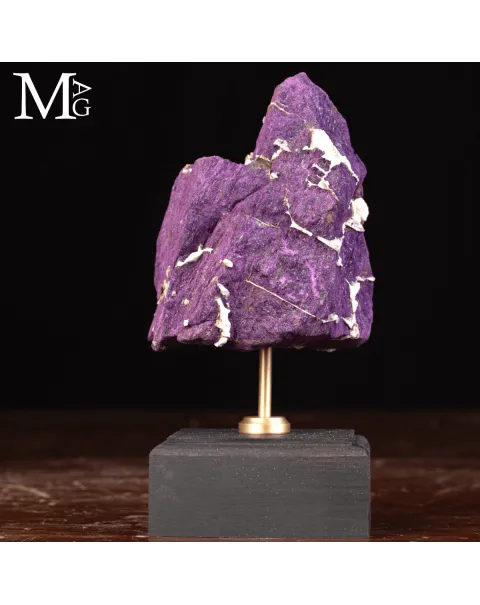 Purpurite della Namibia su base in legno e ottone