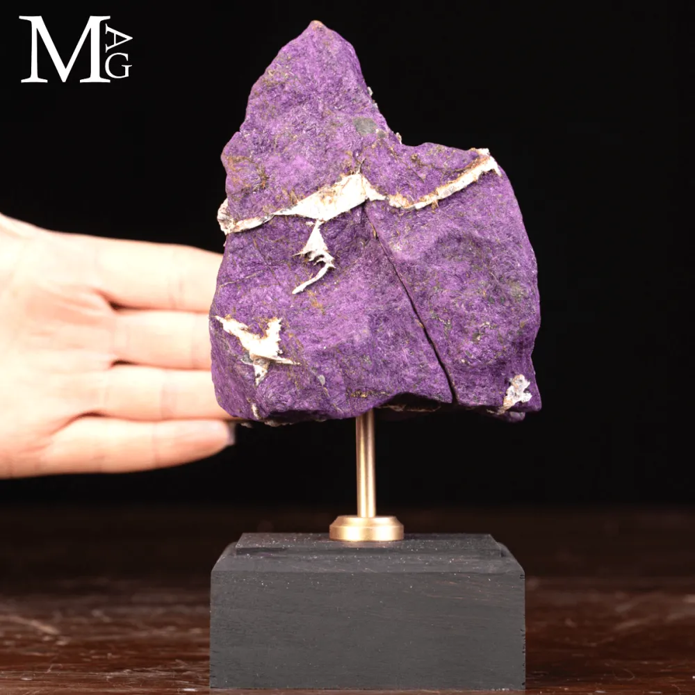 Purpurite della Namibia su base in legno e ottone