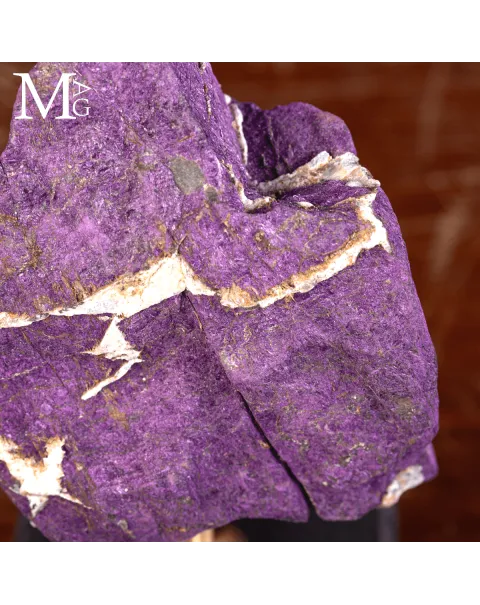Purpurite della Namibia su base in legno e ottone