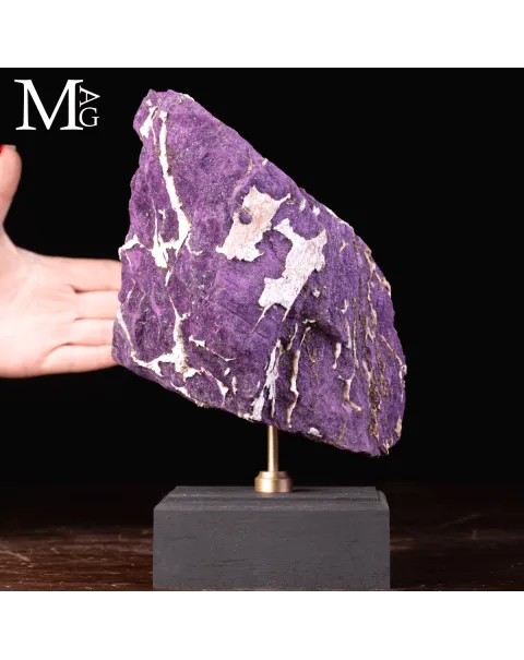 Purpurite della Namibia su base in legno e ottone