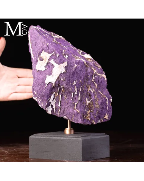 Purpurite della Namibia su base in legno e ottone