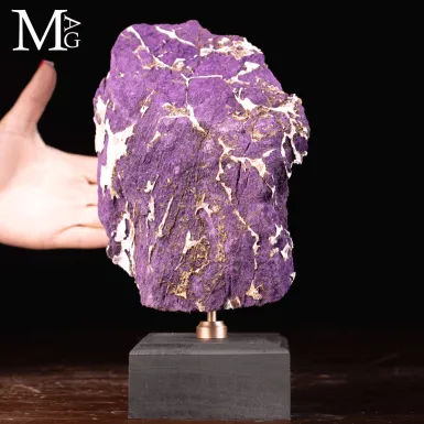 Purpurite della Namibia su base in legno e ottone