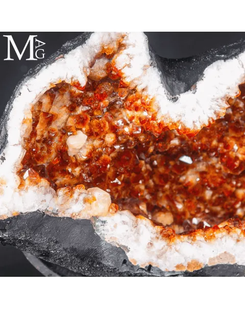 Prestigioso Geode di Citrino – Formazione Rara dalla Forma Scultorea.