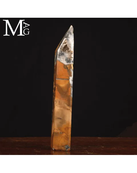 Obelisco in Braccia Quarzifera Naturale con Geode di Quarzo.