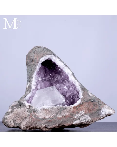 Drusa di Ametista con Cristallo di Selenite.