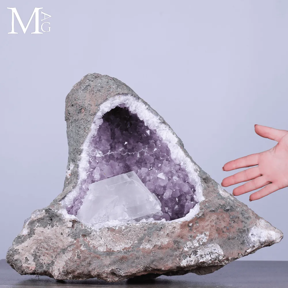 Drusa di Ametista con Cristallo di Selenite.