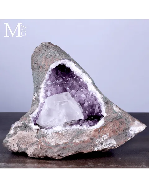 Drusa di Ametista con Cristallo di Selenite.