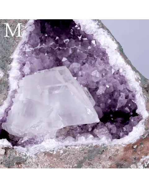 Drusa di Ametista con Cristallo di Selenite.