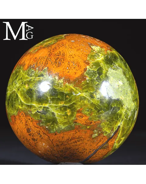 Sfera in Serpentino con Formazioni Silicee Mineralizzate.