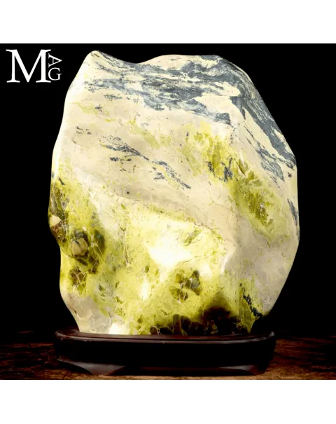 Grande Scultura in Serpentino del Perù “New Jade”.