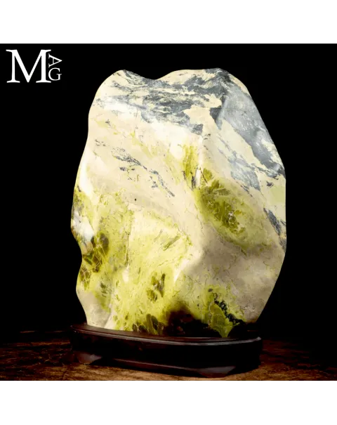 Grande Scultura in Serpentino del Perù “New Jade”.