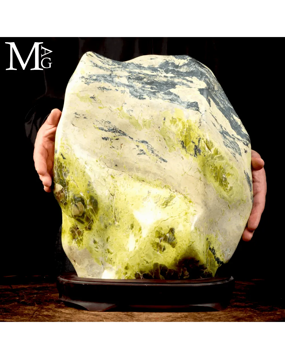 Grande Scultura in Serpentino del Perù “New Jade”.