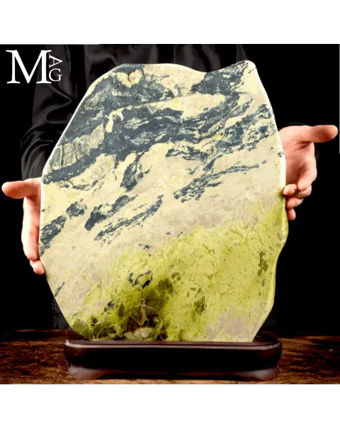 Grande Scultura in Serpentino del Perù “New Jade”.