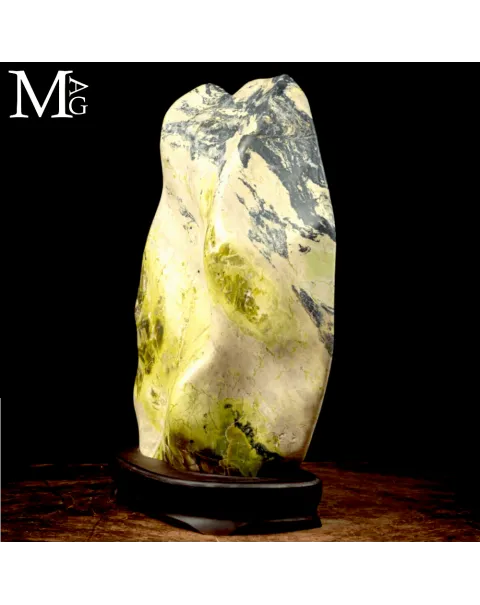 Grande Scultura in Serpentino del Perù “New Jade”.