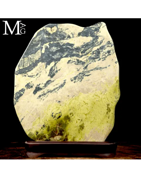 Grande Scultura in Serpentino del Perù “New Jade”.