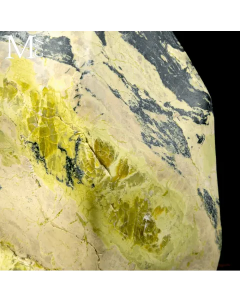 Grande Scultura in Serpentino del Perù “New Jade”.
