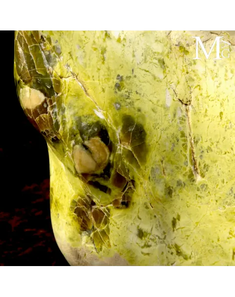 Grande Scultura in Serpentino del Perù “New Jade”.