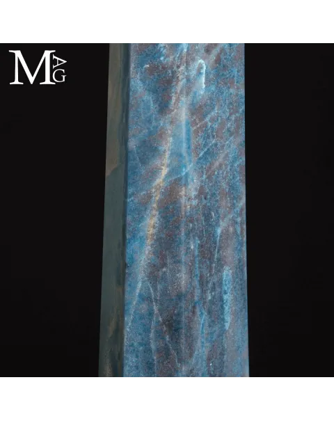 Grande obelisco in Trolleite – Blu Naturale.