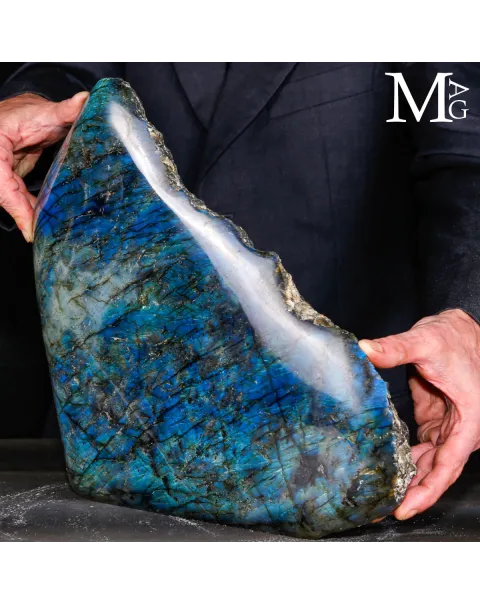Labradorite del Madagascar – Grande blocco ornamentale.