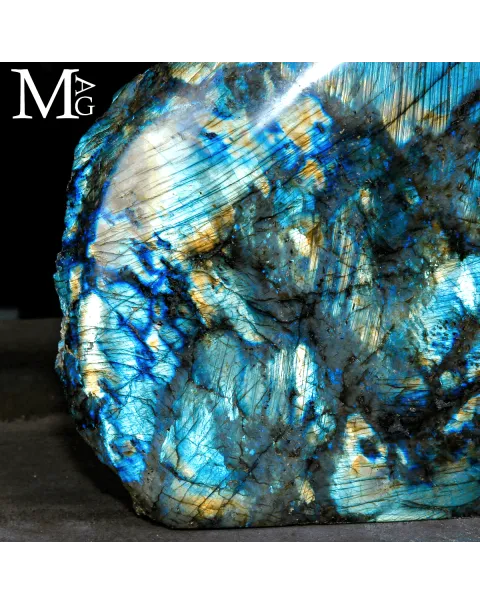 Grande Labradorite Forma Monumentale – 28,6 kg