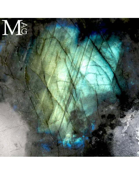 Sfera di Labradorite del Madagascar – Luce, mistero e metamorfosi
