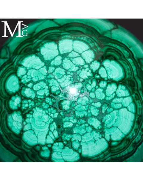 Sfera in Malachite – Il Linguaggio delle Forme.