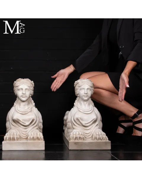 Imponenti Sfingi in Marmo di Carrara: Un Tributo alla Bellezza Classica e alla Tradizione Scultorea Italiana.