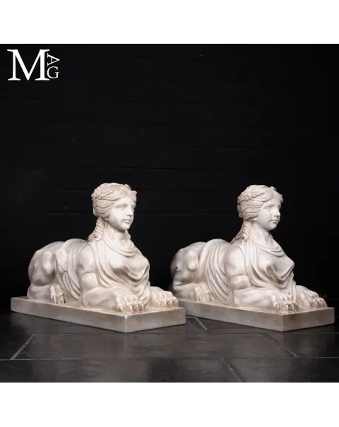 Imponenti Sfingi in Marmo di Carrara: Un Tributo alla Bellezza Classica e alla Tradizione Scultorea Italiana.