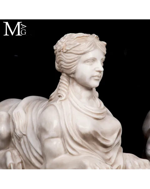 Imponenti Sfingi in Marmo di Carrara: Un Tributo alla Bellezza Classica e alla Tradizione Scultorea Italiana.