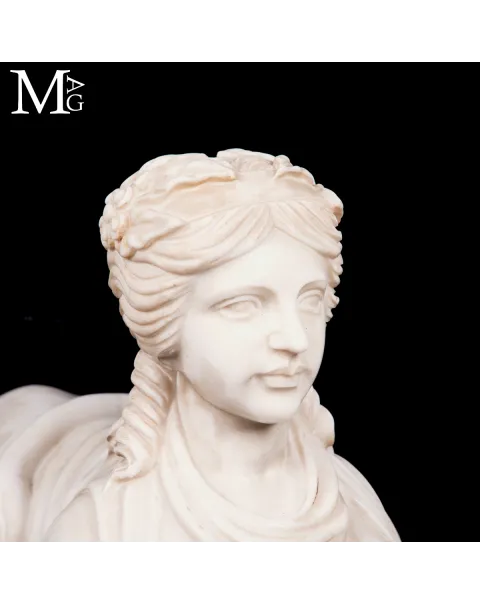Imponenti Sfingi in Marmo di Carrara: Un Tributo alla Bellezza Classica e alla Tradizione Scultorea Italiana.