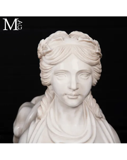 Imponenti Sfingi in Marmo di Carrara: Un Tributo alla Bellezza Classica e alla Tradizione Scultorea Italiana.