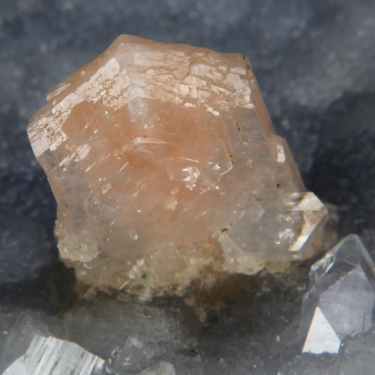 Apofillite, Stilbite, Calcedonio
