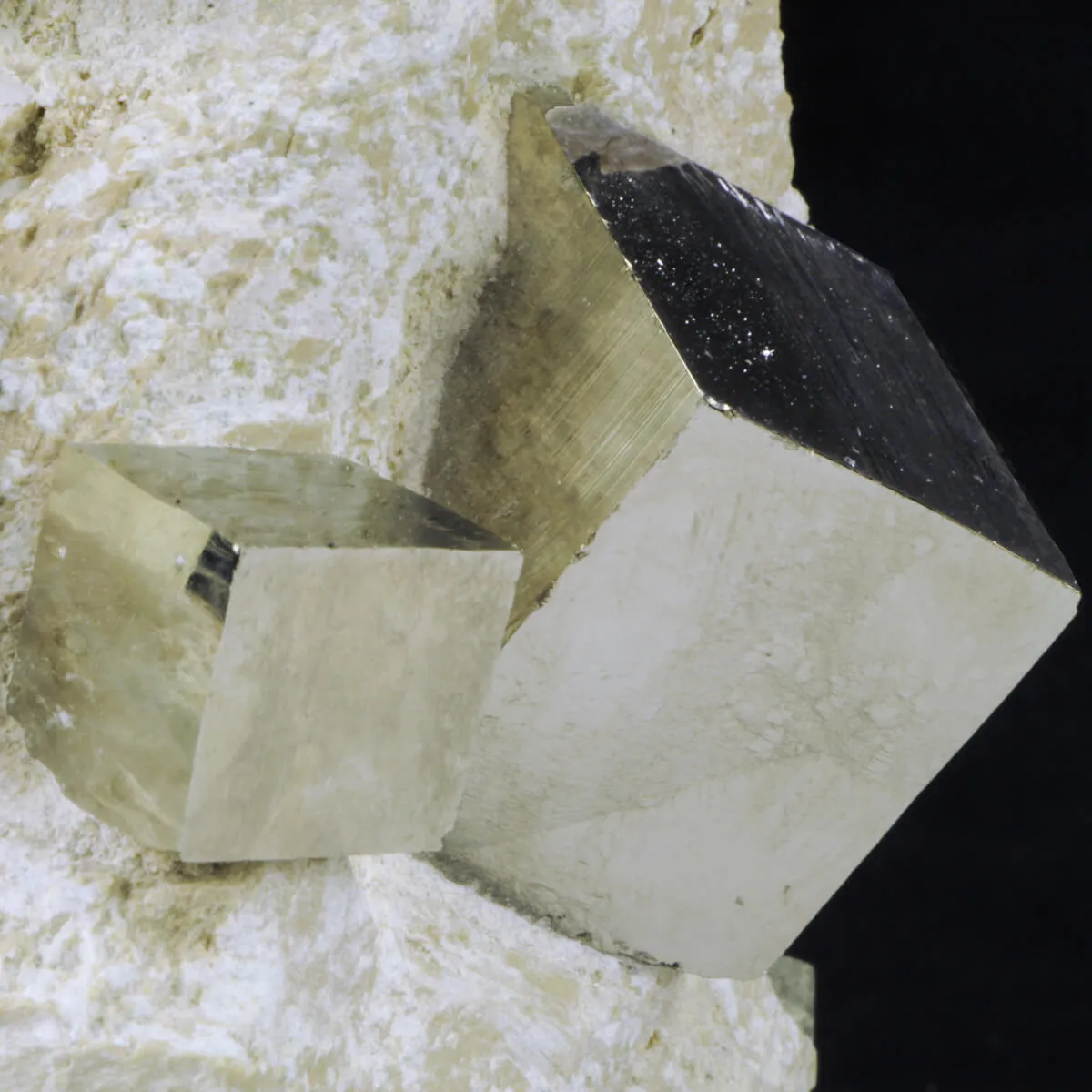 Pirite Cubica di Navajún: Geometria Perfetta nella Roccia Madre.