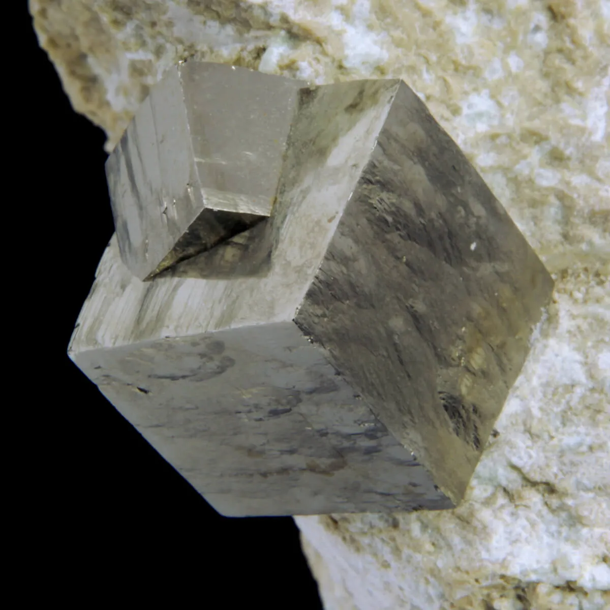 Pirite Cubica di Navajún: Geometria Perfetta nella Roccia Madre.