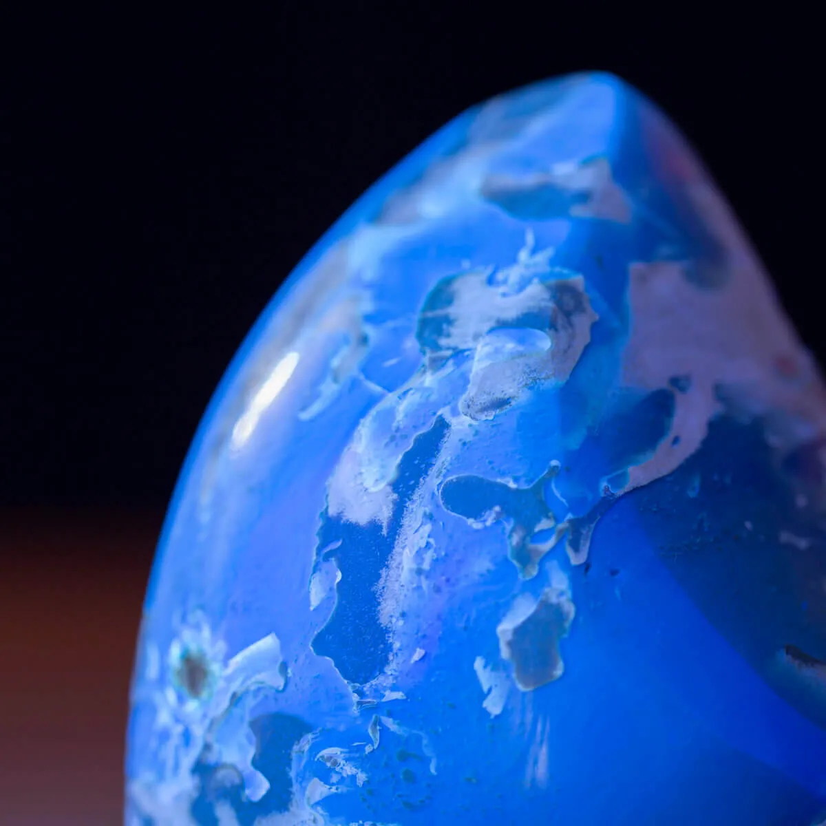 Campione di Ambra Blu di Sumatra.