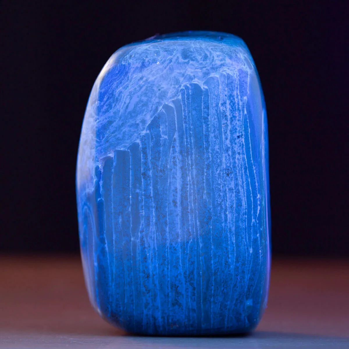 Esemplare di Ambra Blu Indonesiana da Sumatra - Luminescenza Blu.